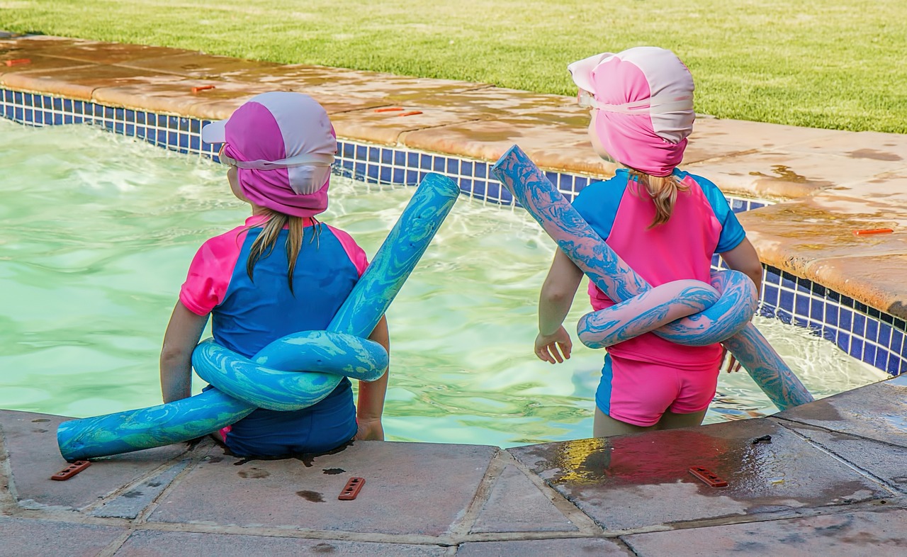 Děti u bazénu